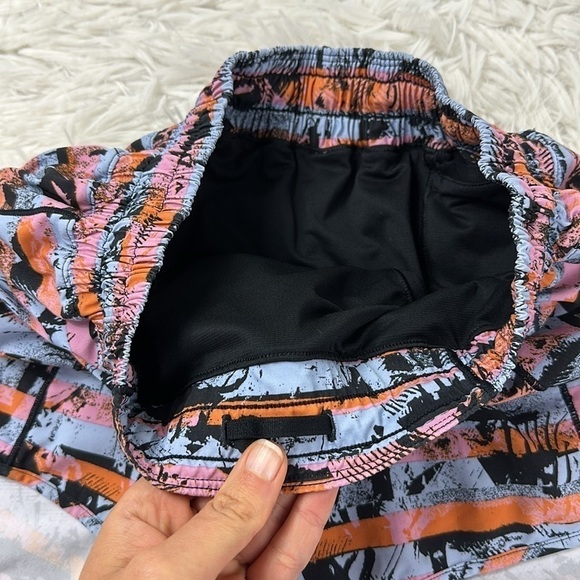 Lululemon Hotty Hot Short II *Long 4" Inversion Multi / Black - Picture 2 of 6